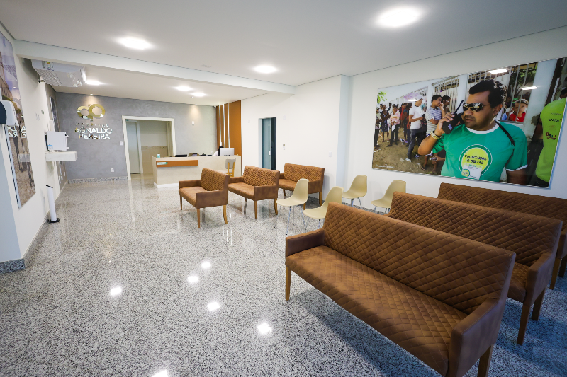 RECEPÇÃO DO HOSPITAL AGNALDO PEREIRA COM UM QUADRO EM HOMENAGEM A AGNALDO PEREIRA